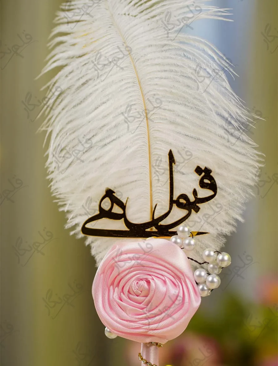 Side angle of the pink rose and white feather on the wedding signing pen