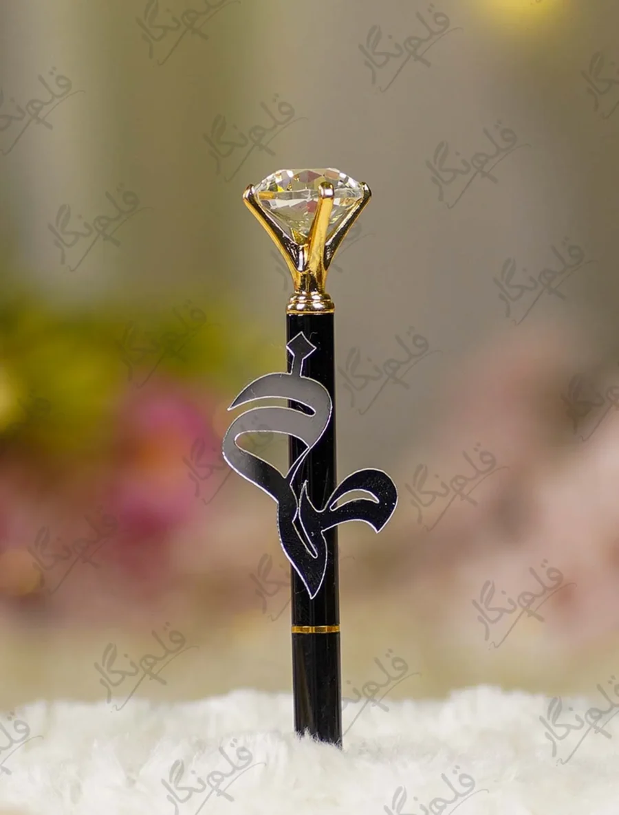 Detailed shot of the clear crystal diamond gem top on gold prongs