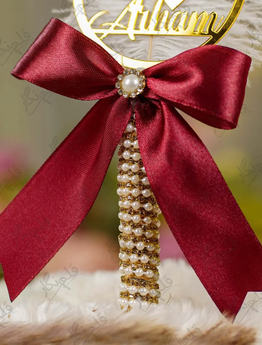 Customized version featuring a gold mirror acrylic couple name circle on the white feather